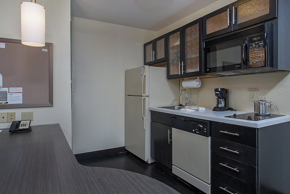 Candlewood Suites Louisville Airport, an IHG Hotel 38/39