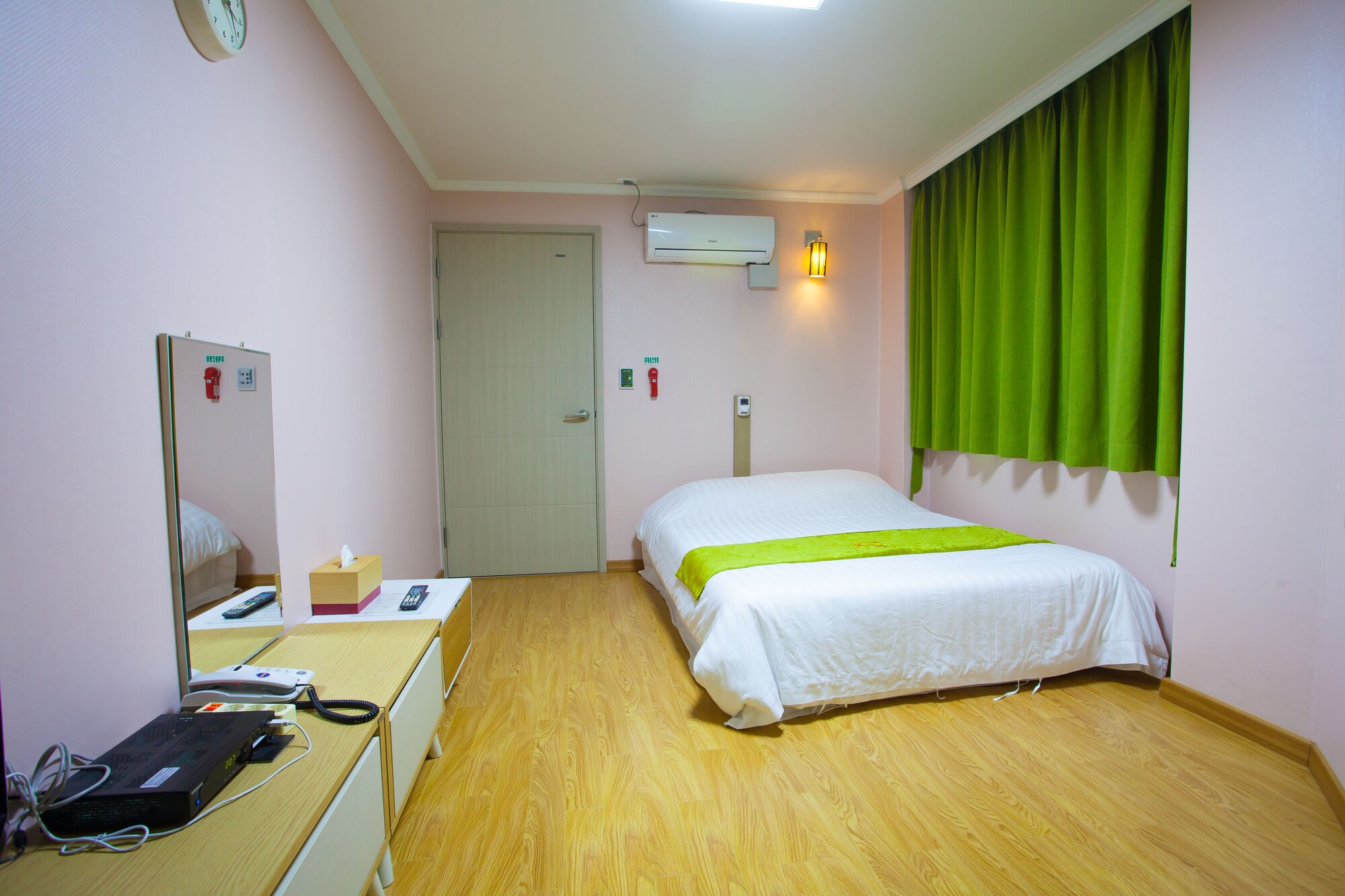 ROOM, DOUBLE BED