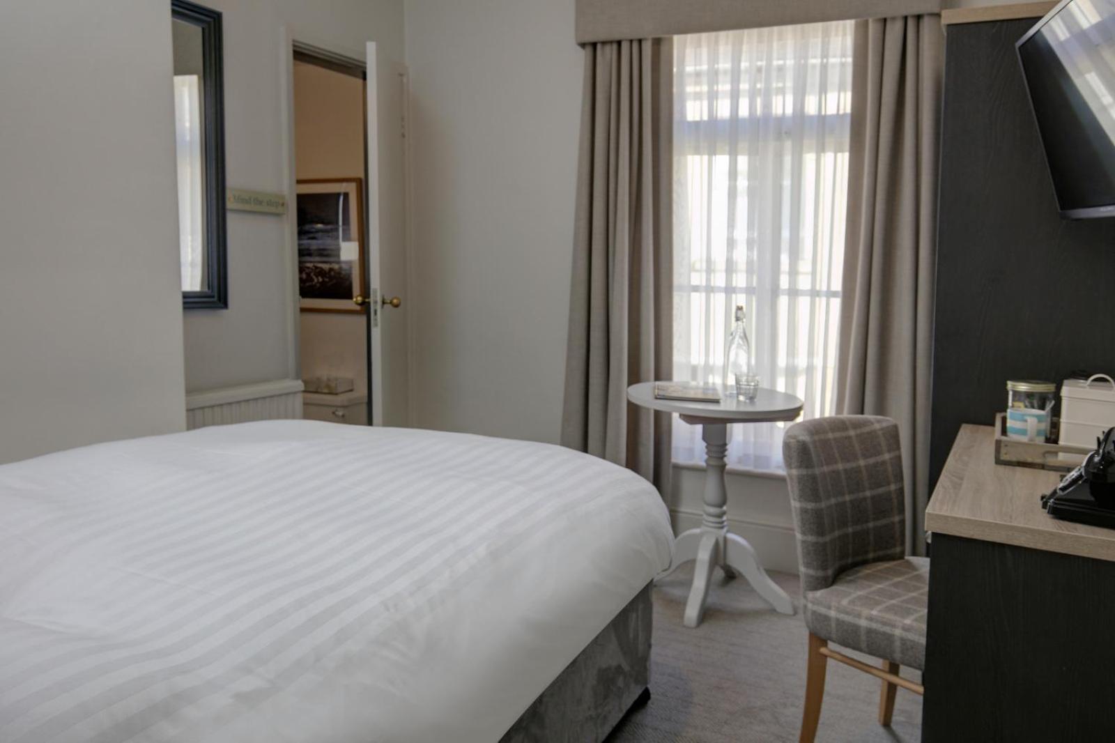 SINGLE ROOM