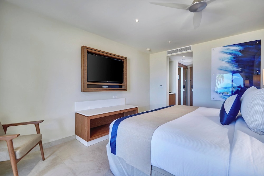 غرفة فاخرة بسرير كينج بإطلالة على البحر، Royalton Grenada, an Autograph Collection All-Inclusive Resort 3/10