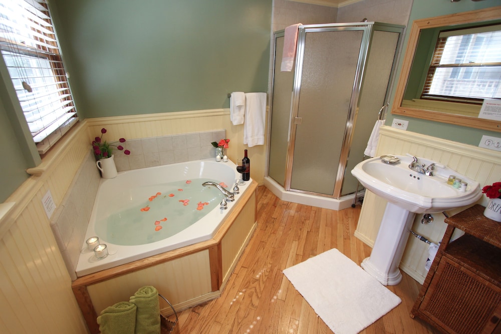 Elliott House Bed and Breakfast 66/67
