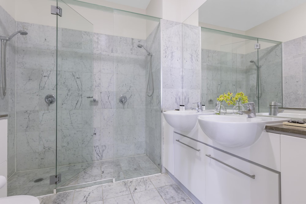 Oaks Brisbane Casino Tower Suites 50/50