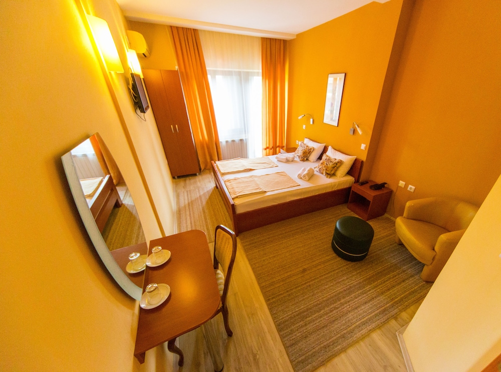 Hotel Pine 24/38