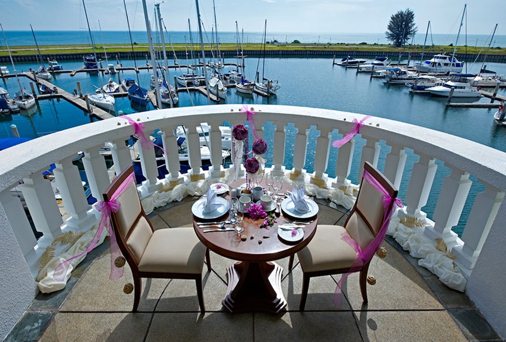 AVILLION ADMIRAL COVE 24/39