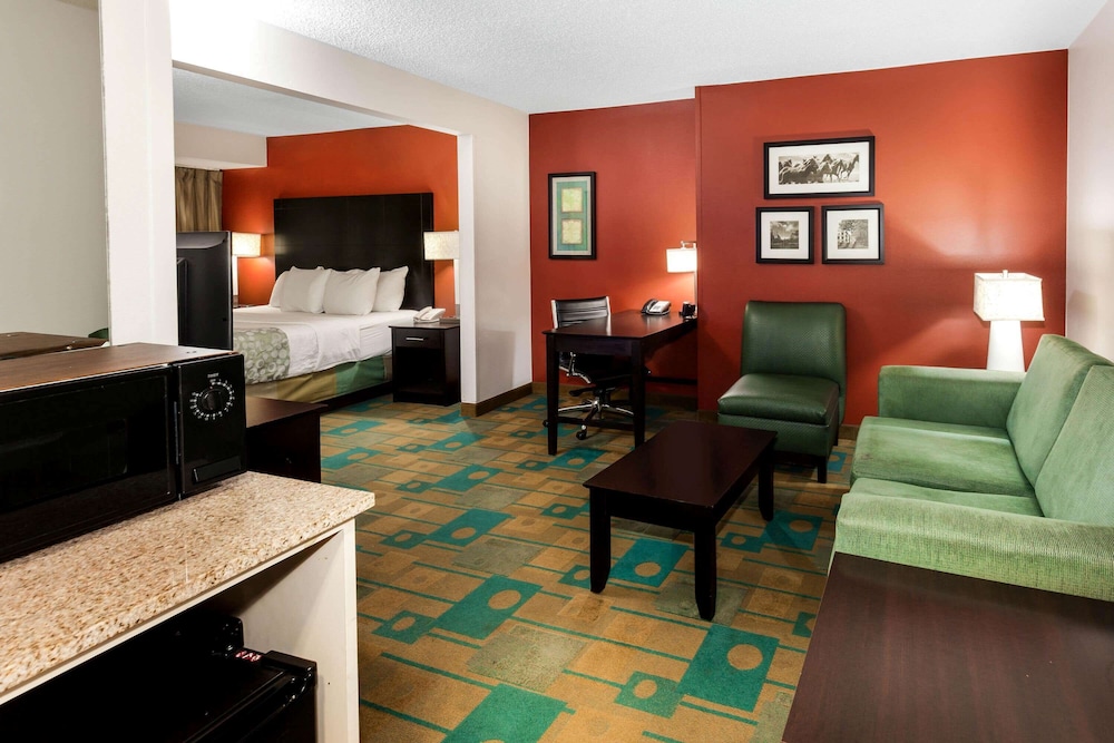 La Quinta Inn Suites Milwaukee Glendale Bayshore 25/37
