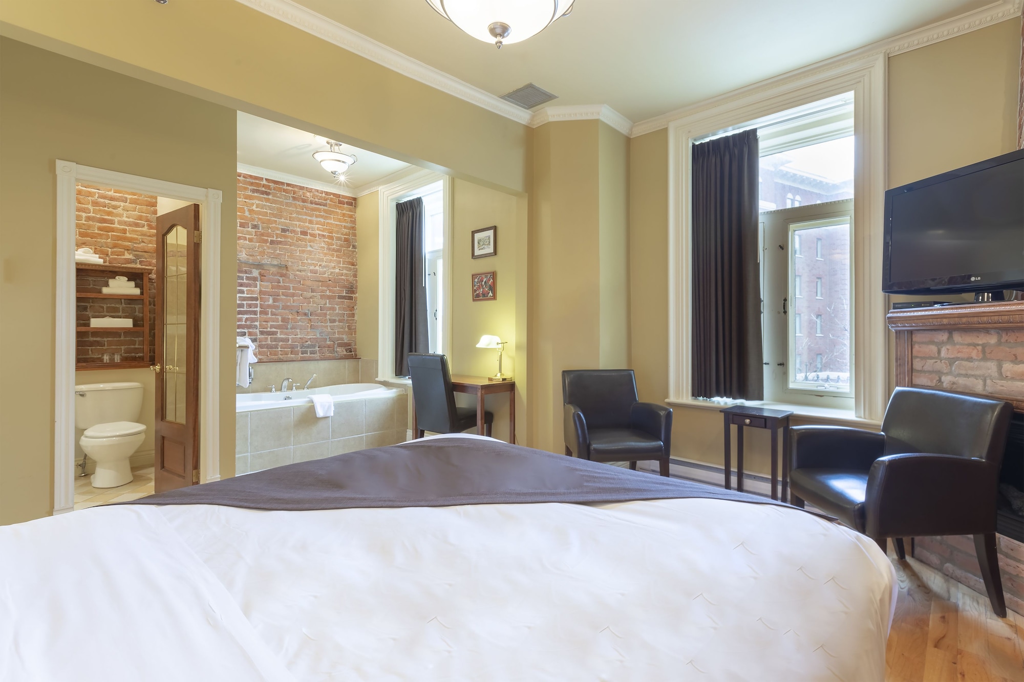 DELUXE, QUEEN BED