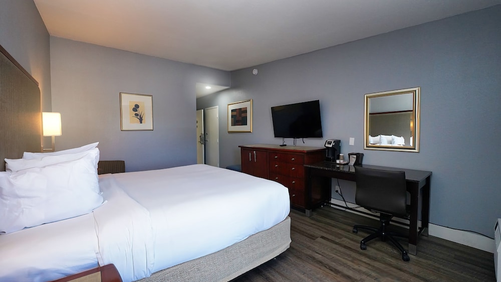 ROOM, KING BED, BALCONY