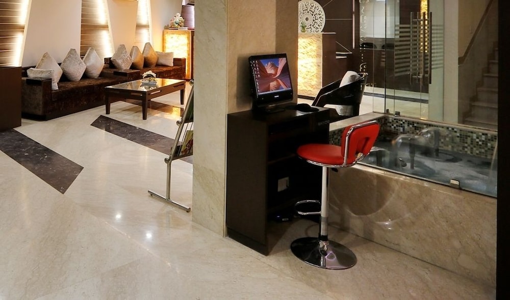La Sapphire Hotel 24/50