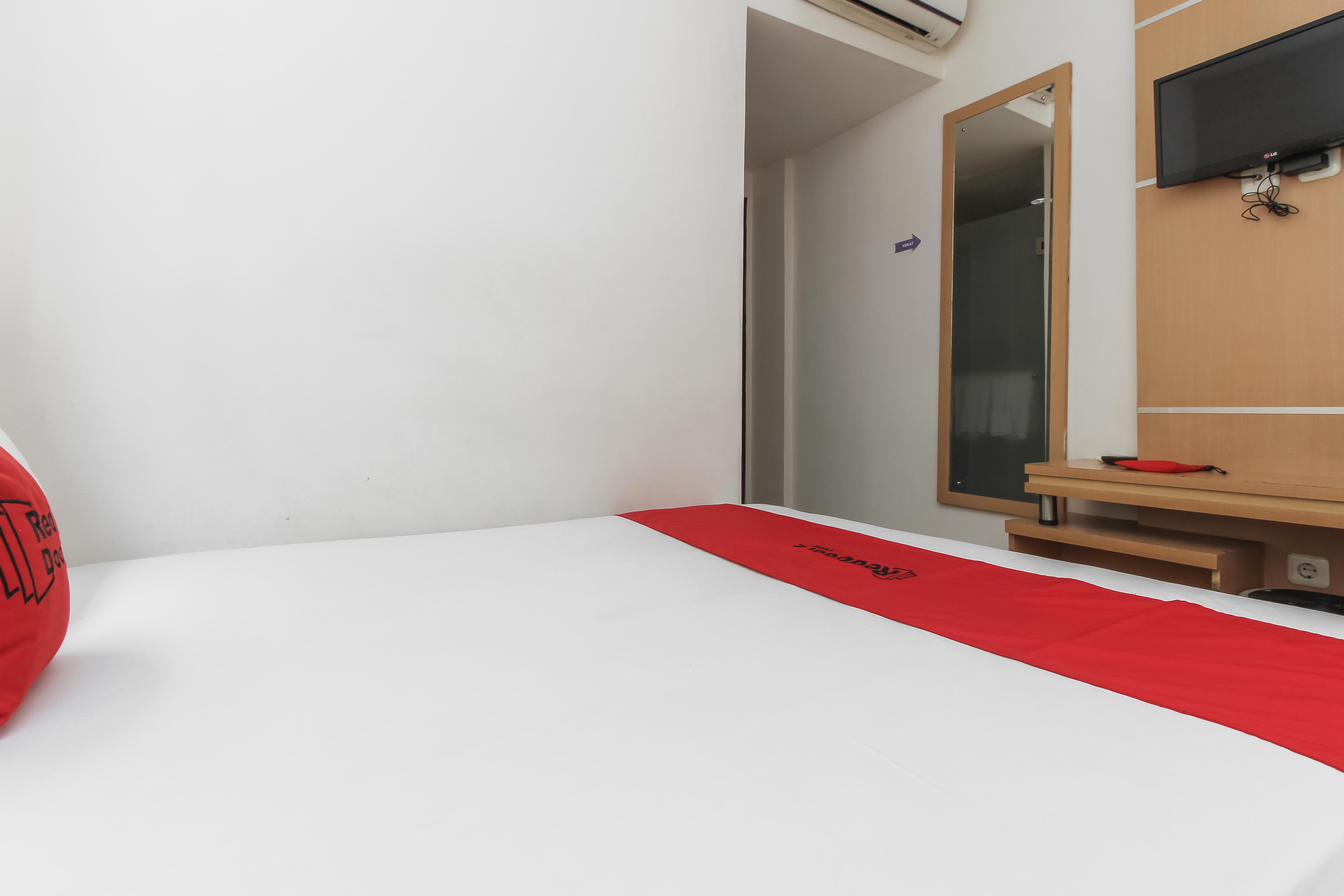 Reddoorz Plus Near Galaxy Bekasi 17/22