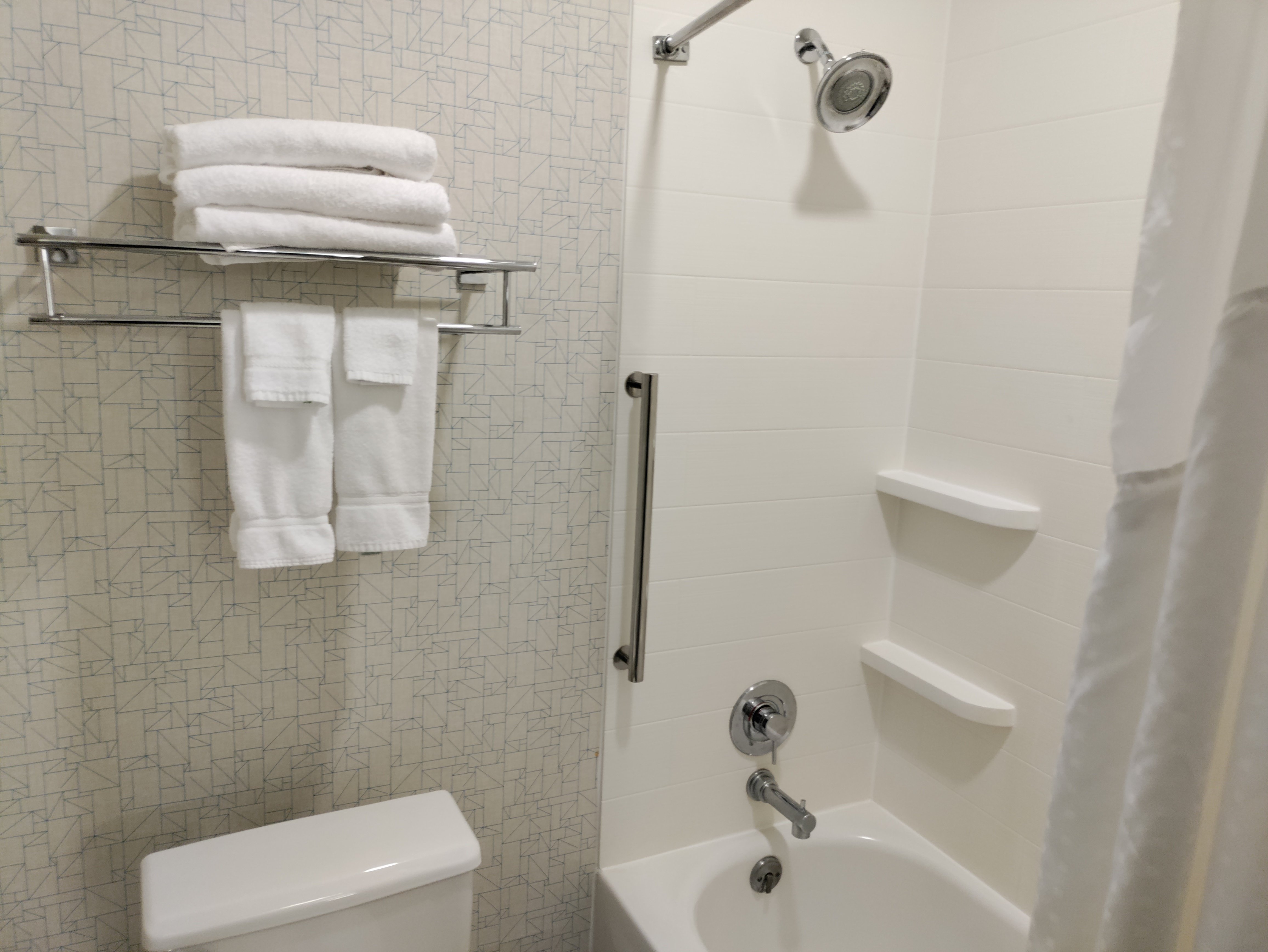 غرفة قياسية بسرير كينج مع أريكة، HOLIDAY INN EXPRESS NEWBERG - WINE COUNTRY 3/3