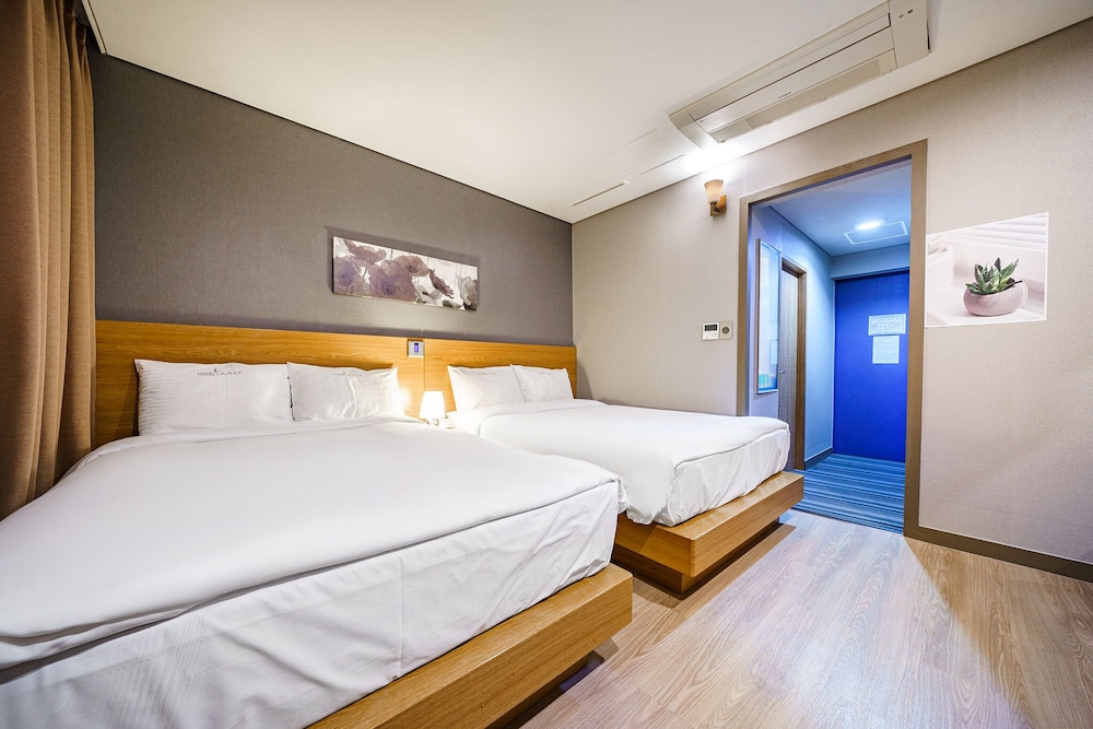 Deluxe, Single, 2 Double Beds