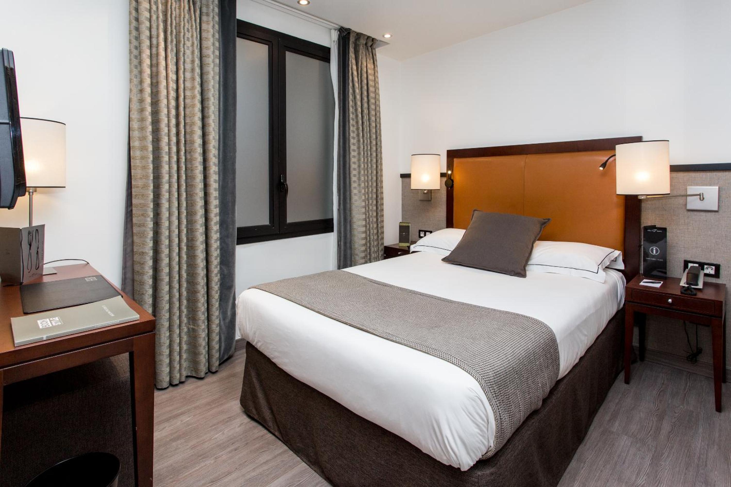ROOM, SINGLE