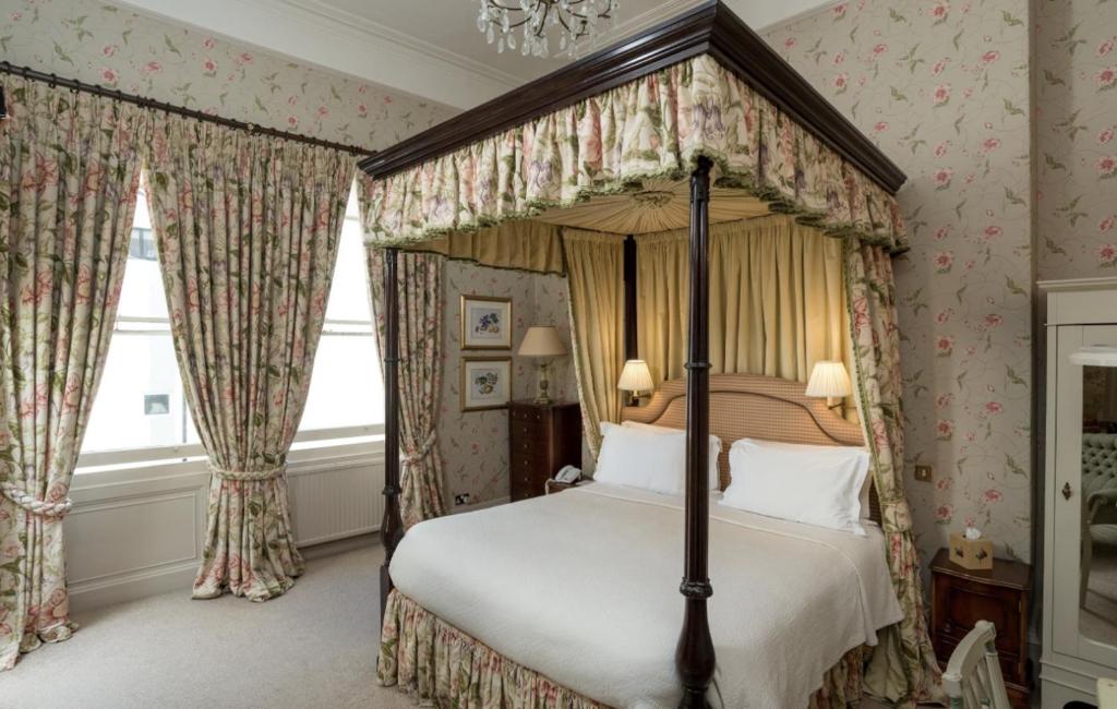 Four Poster, Suite