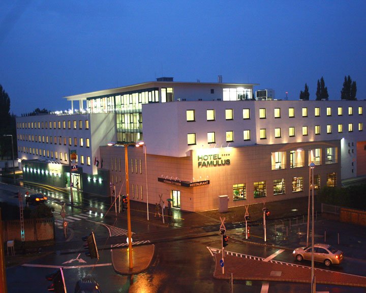 Hotel Famulus 1/18