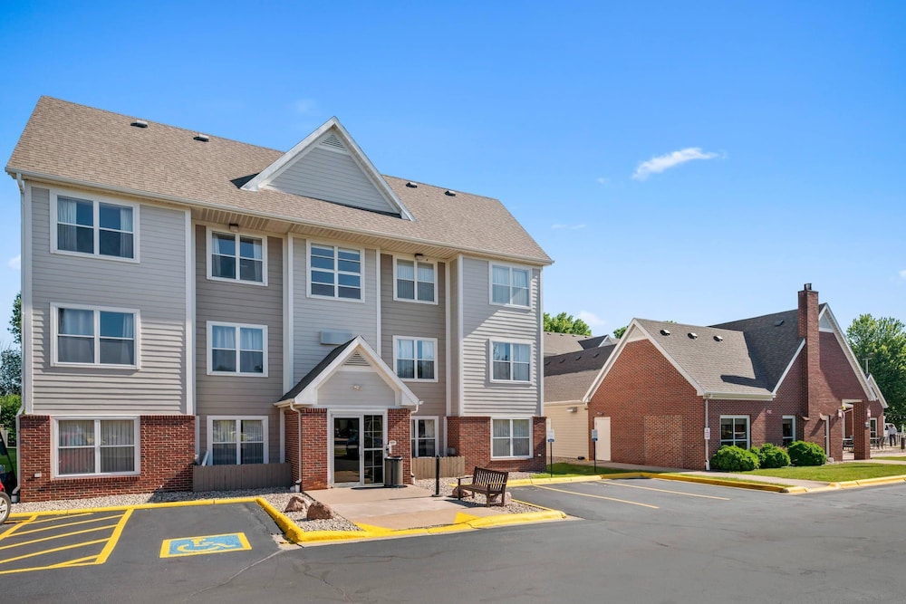MainStay Suites Appleton Airport - Fox River Mall Area 42/46