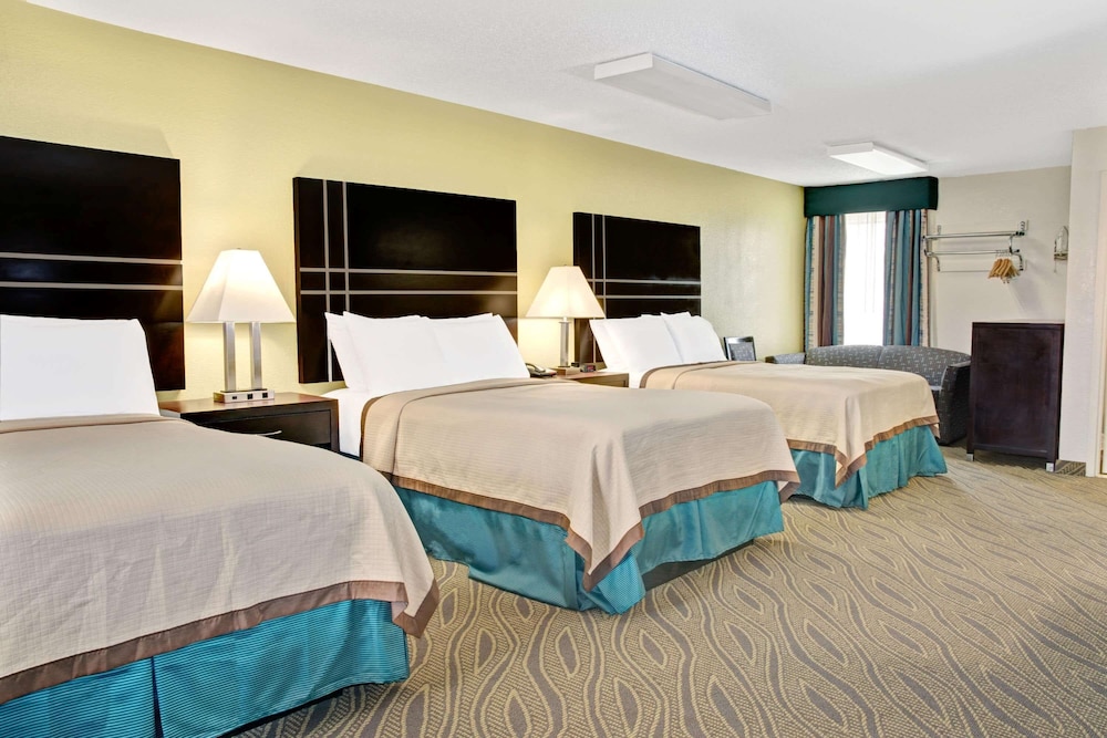 Howard Johnson by Wyndham Houston Heights/Downtown 5/23