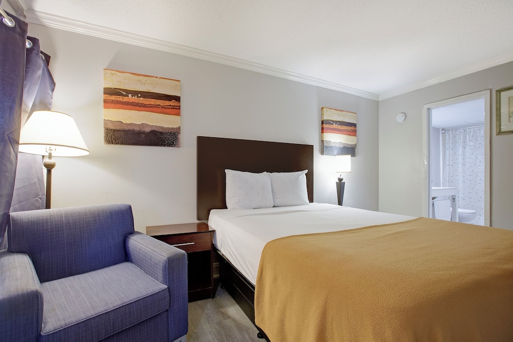 غرفة بسرير كوين، Riverside Inn & Suites by OYO Danville Ceaser Casino 2/10