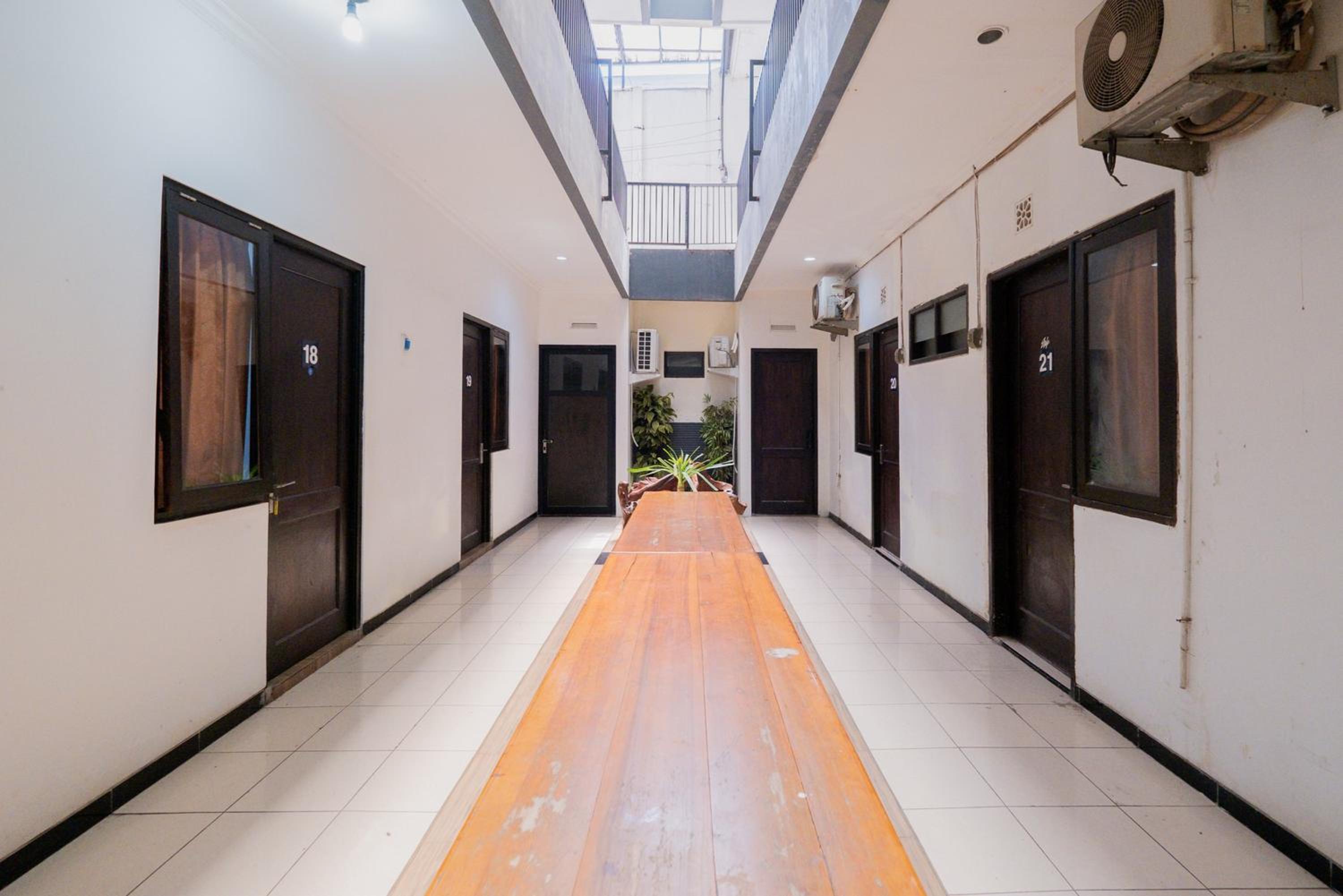 OYO Flagship 90524 Holistay Surabaya New 29/33