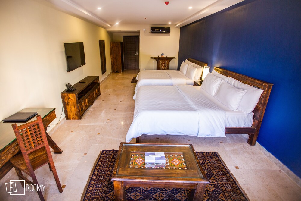 Roomy Signature Hotel 18/40