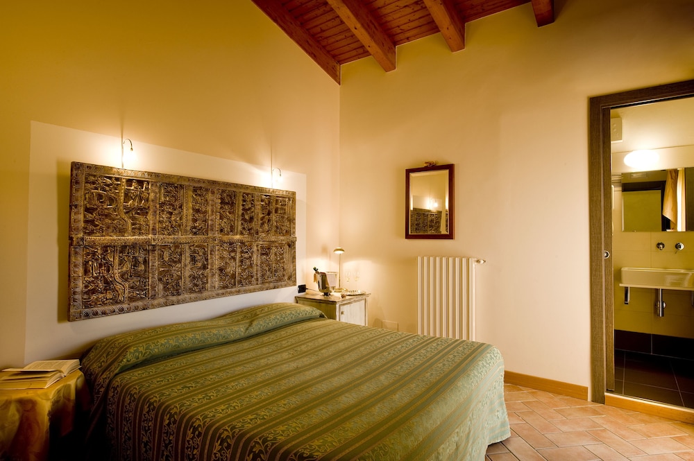 ROOM, SINGLE, DOUBLE BED
