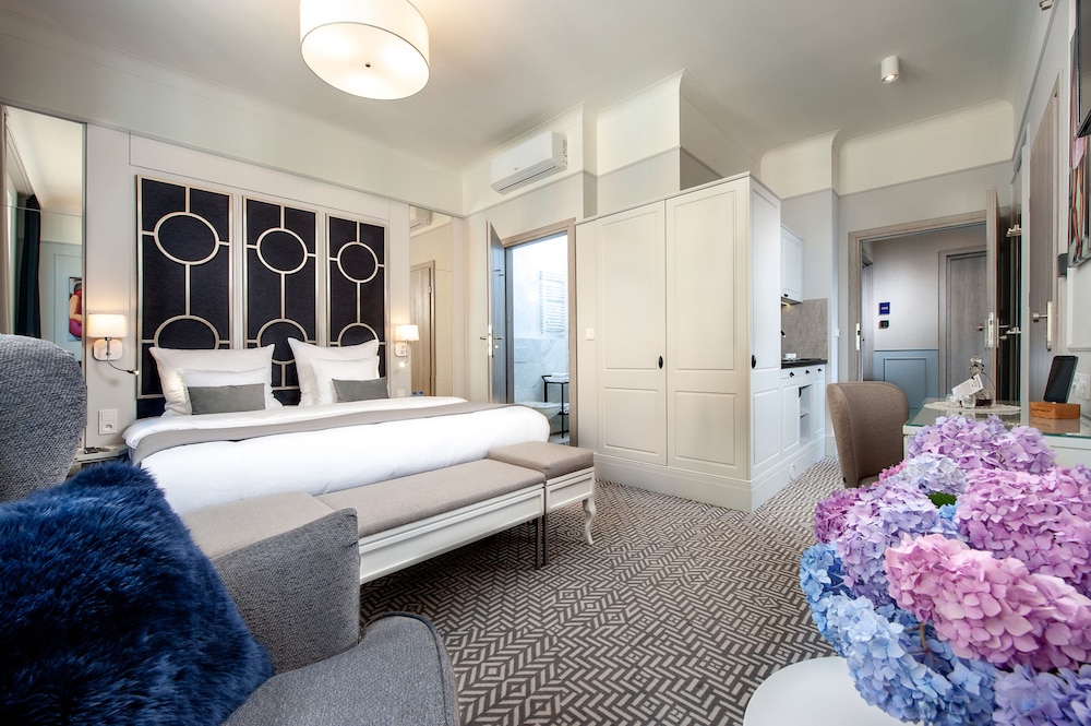 SUPERIOR, QUEEN BED, KITCHENETTE