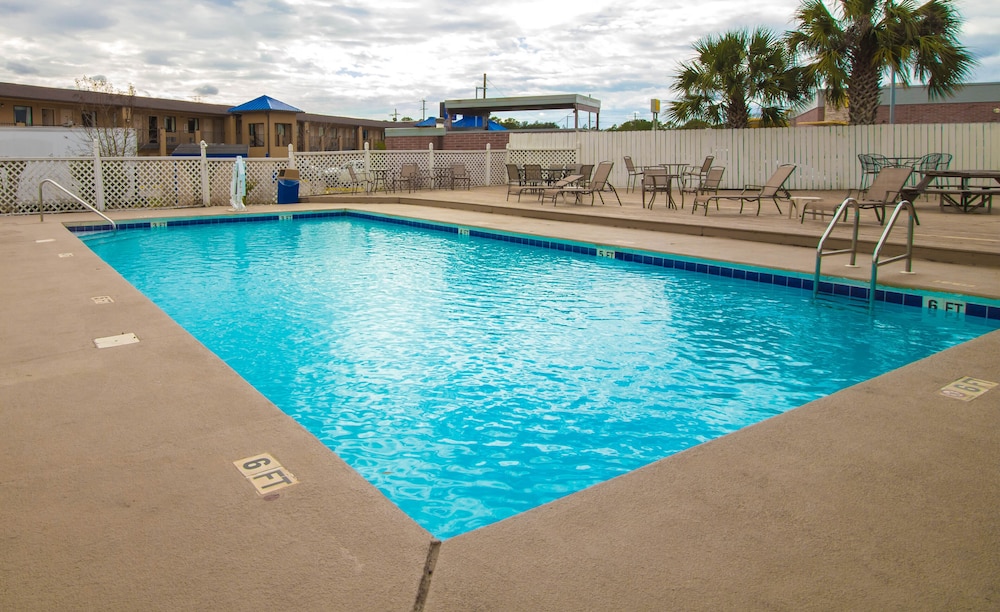 Americas Best Value Inn Suites Pensacola 19/30