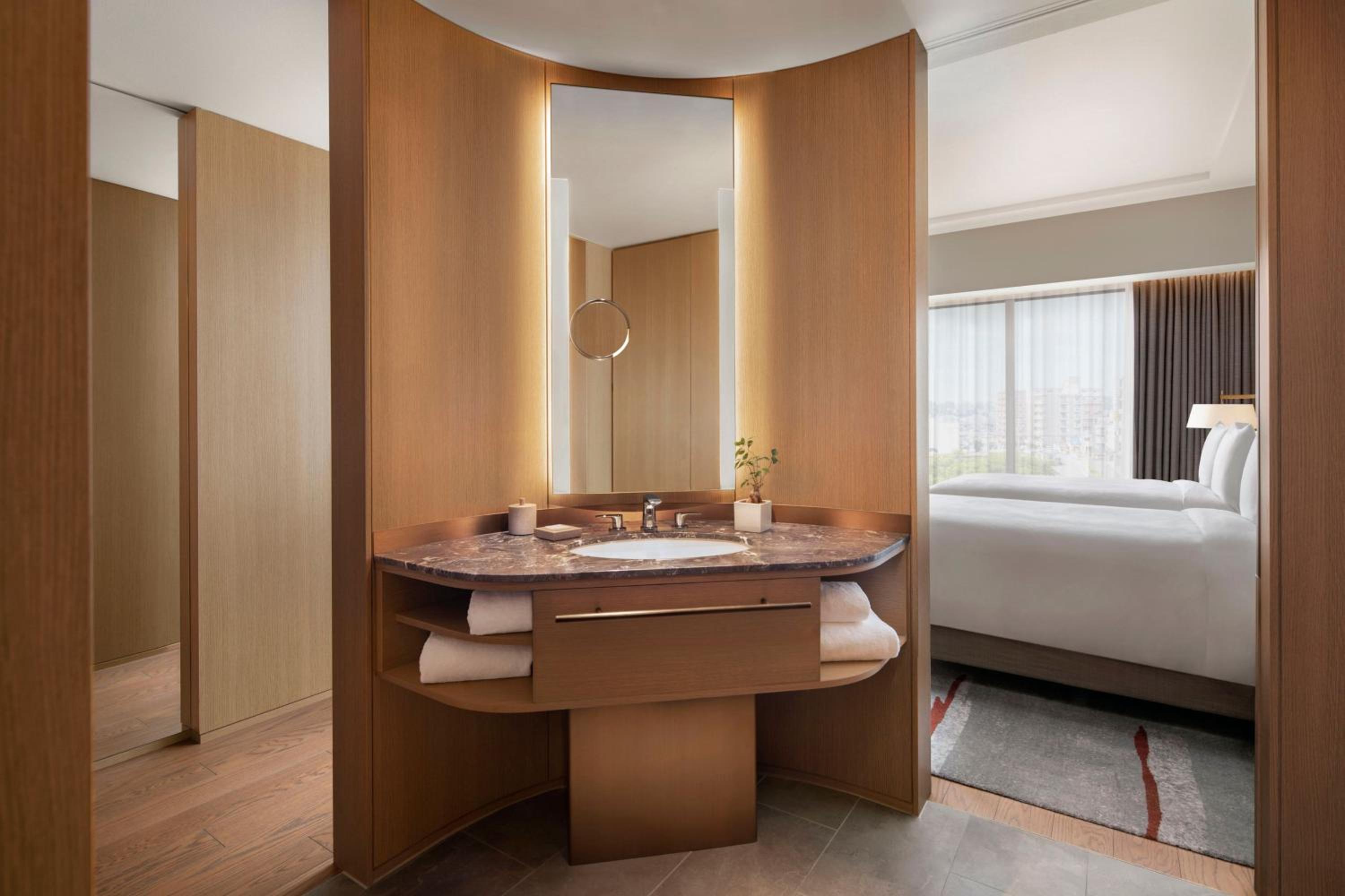 غرفة تنفيذية تنفيذية بسريرين مزدوجين بإطلالة على المدينة مع دخول الصالة، JW Marriott Hotel Nara 3/3