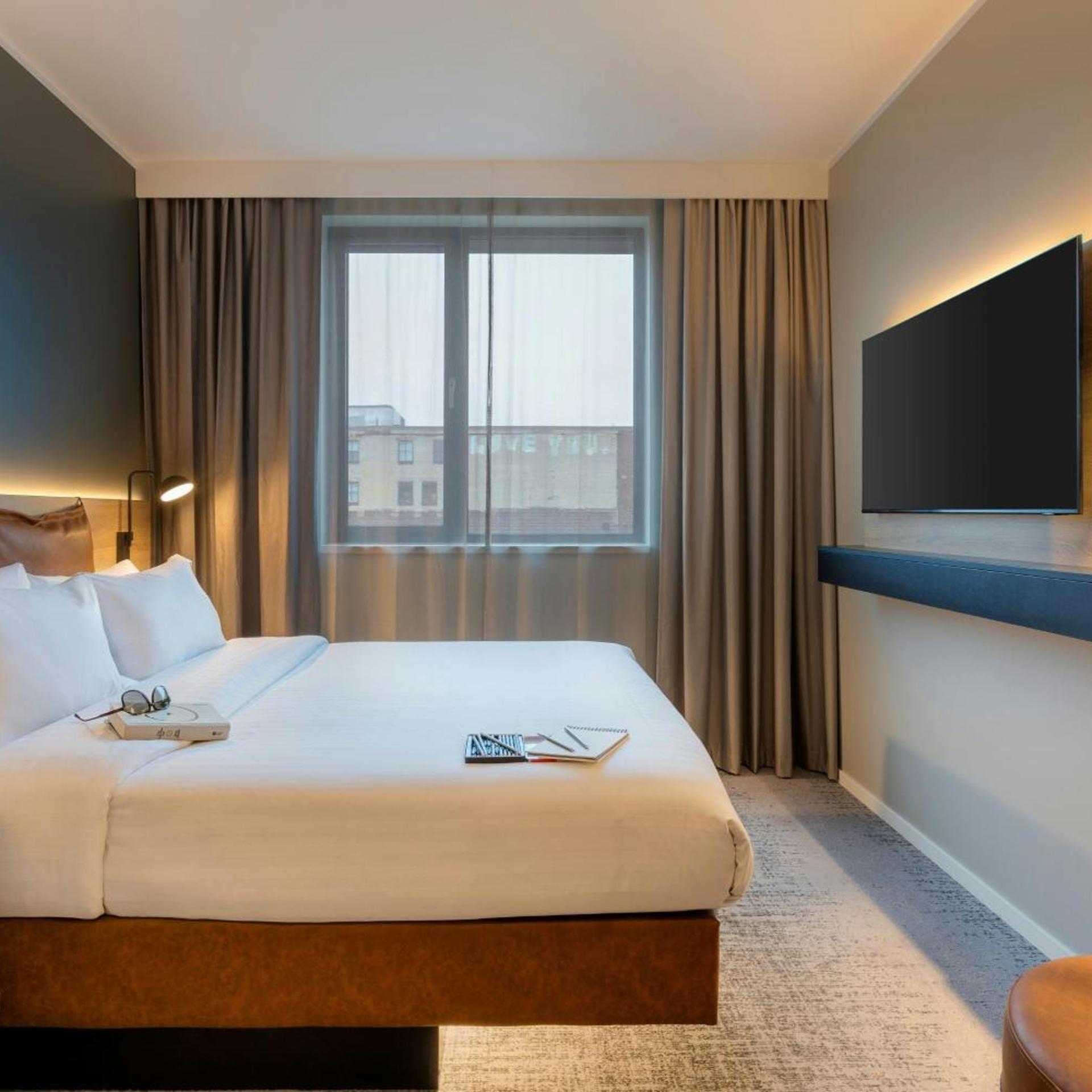 غرفة عائلية بسرير كوين