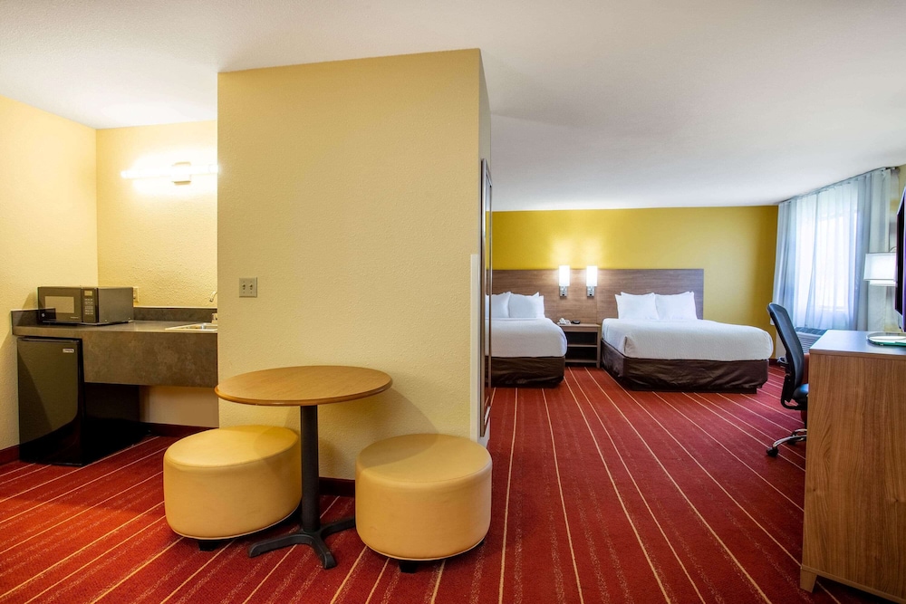 Days Inn by Wyndham Marquette 40/62