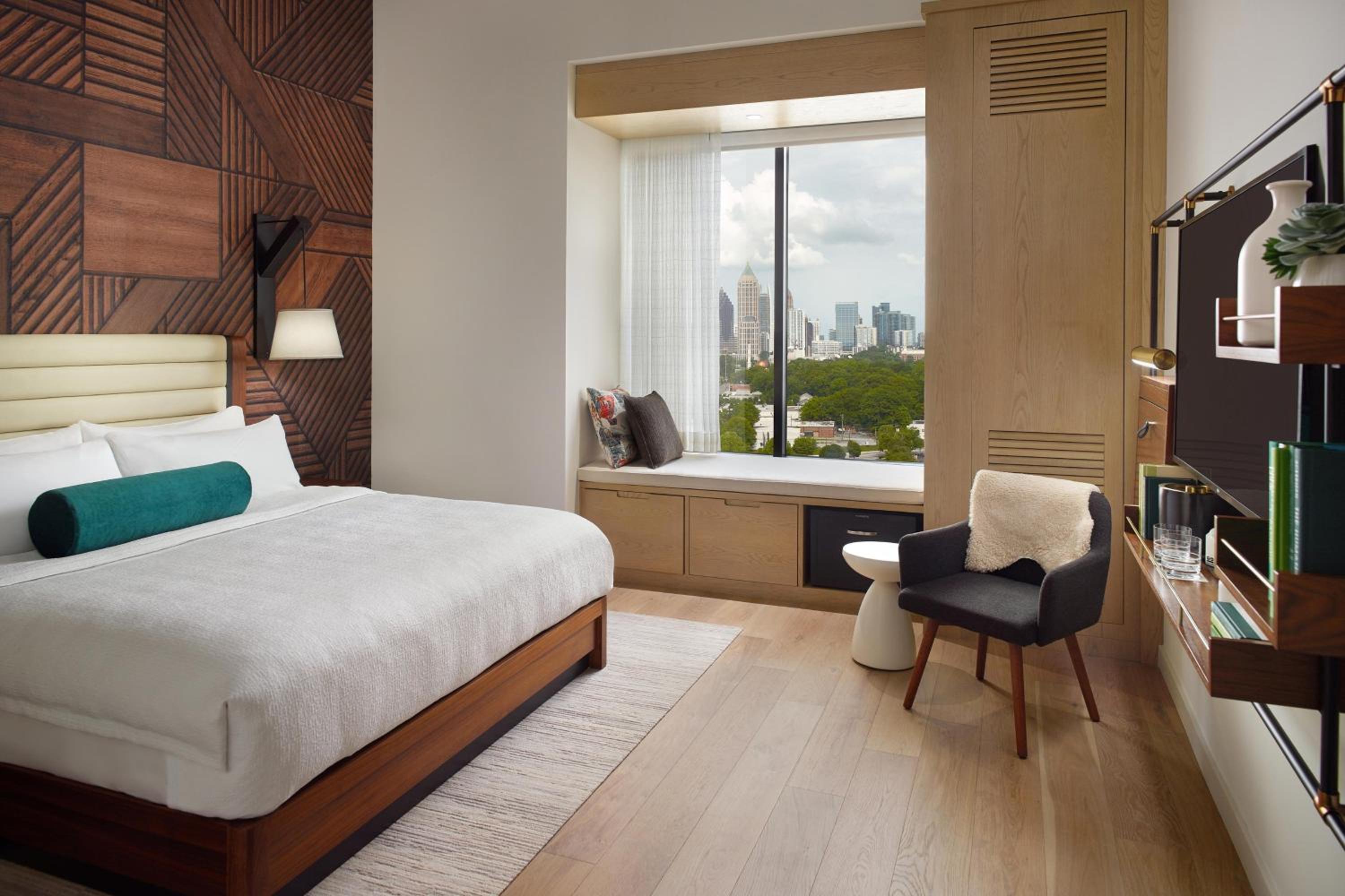 Guest Room, Deluxe, King Bed, Skyline View