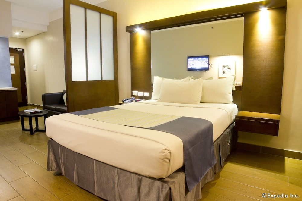 1 QUEEN BED SUITE