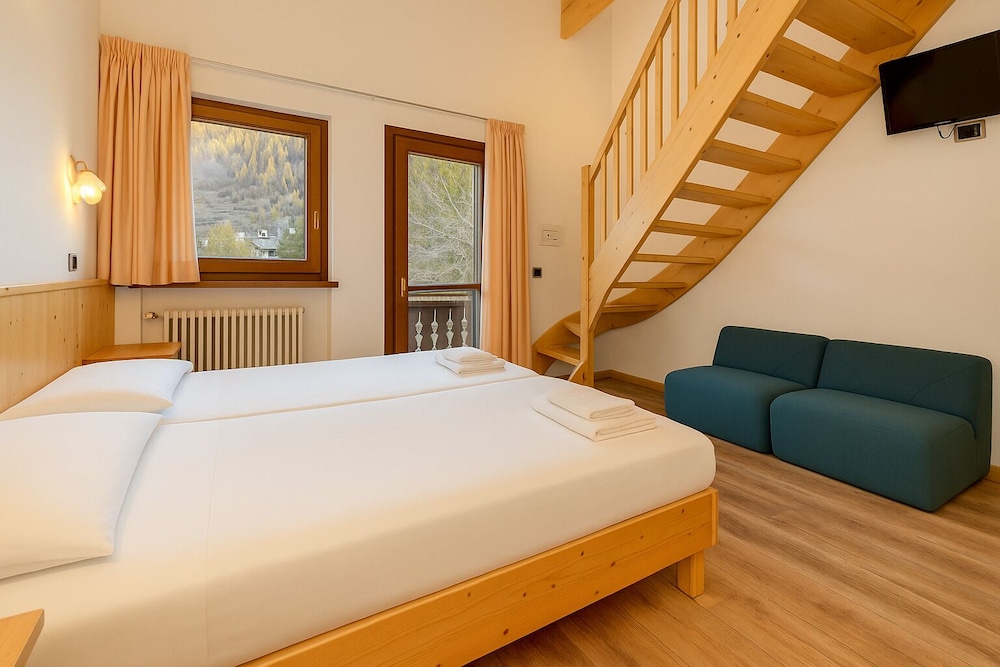Premium, 1 Double and 4 Bunk Beds, Balcony