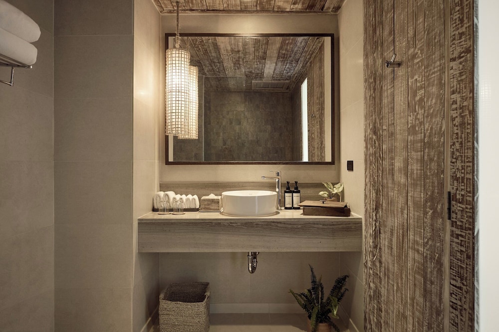 جناح ركني بسرير كينج وسريرين منفصلين بغرفتي نوم، Dinso Resort 5/7