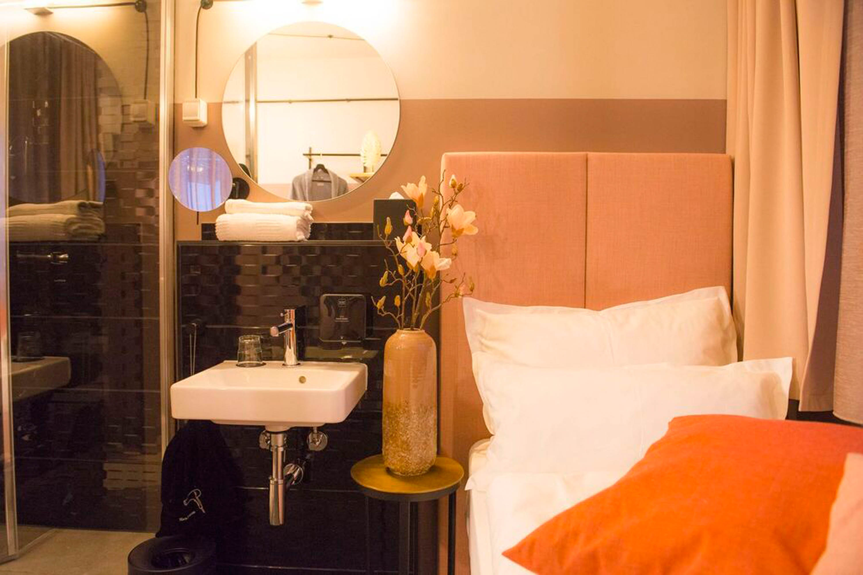 ROOM, SINGLE