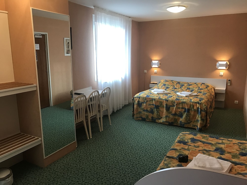 HOTEL LES CHENES 22/50