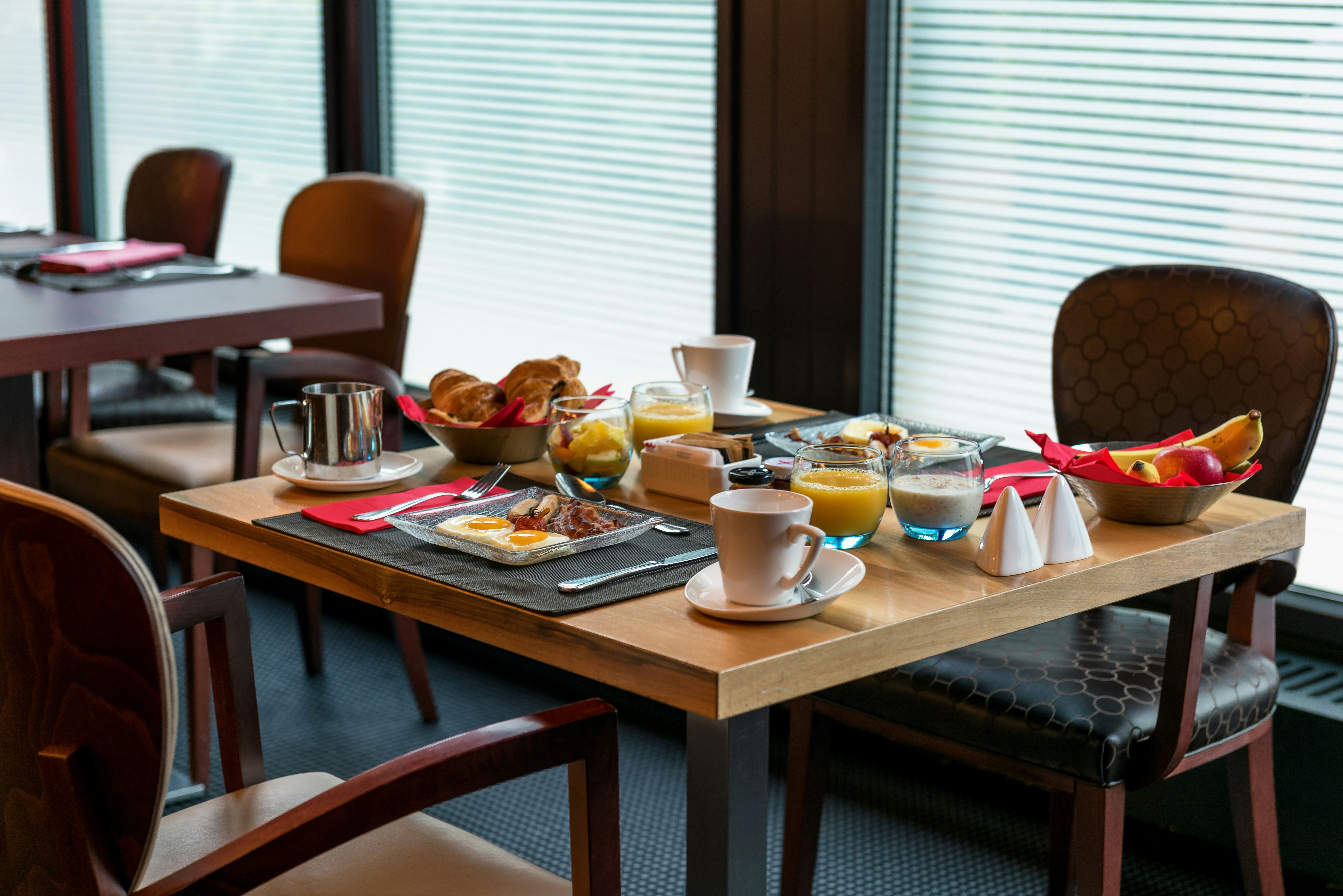 Hilton Geneva Hotel and Conference Centre (EX-Starling E EX-Crowne) 62/81