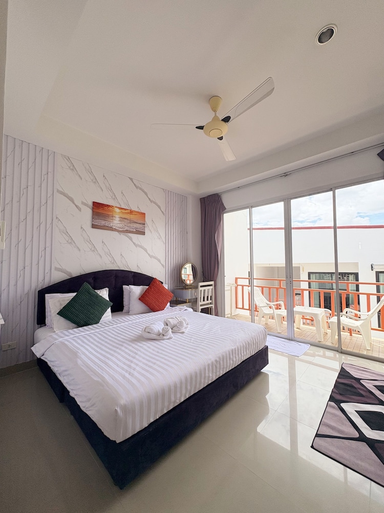 Kata Beachwalk Hotel And Bungalows 26/74