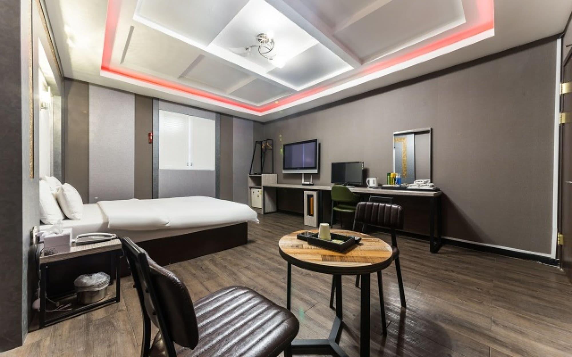 No 1 Hotel 38/44