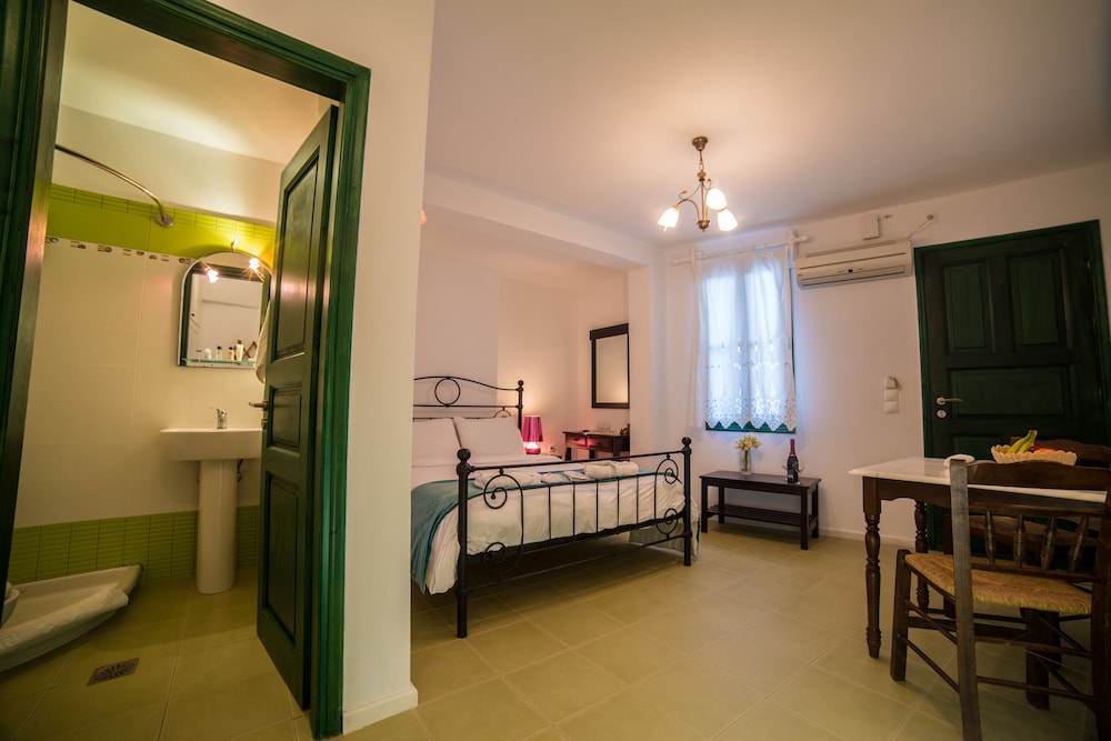 AVANT GARDE SUITES 62/82
