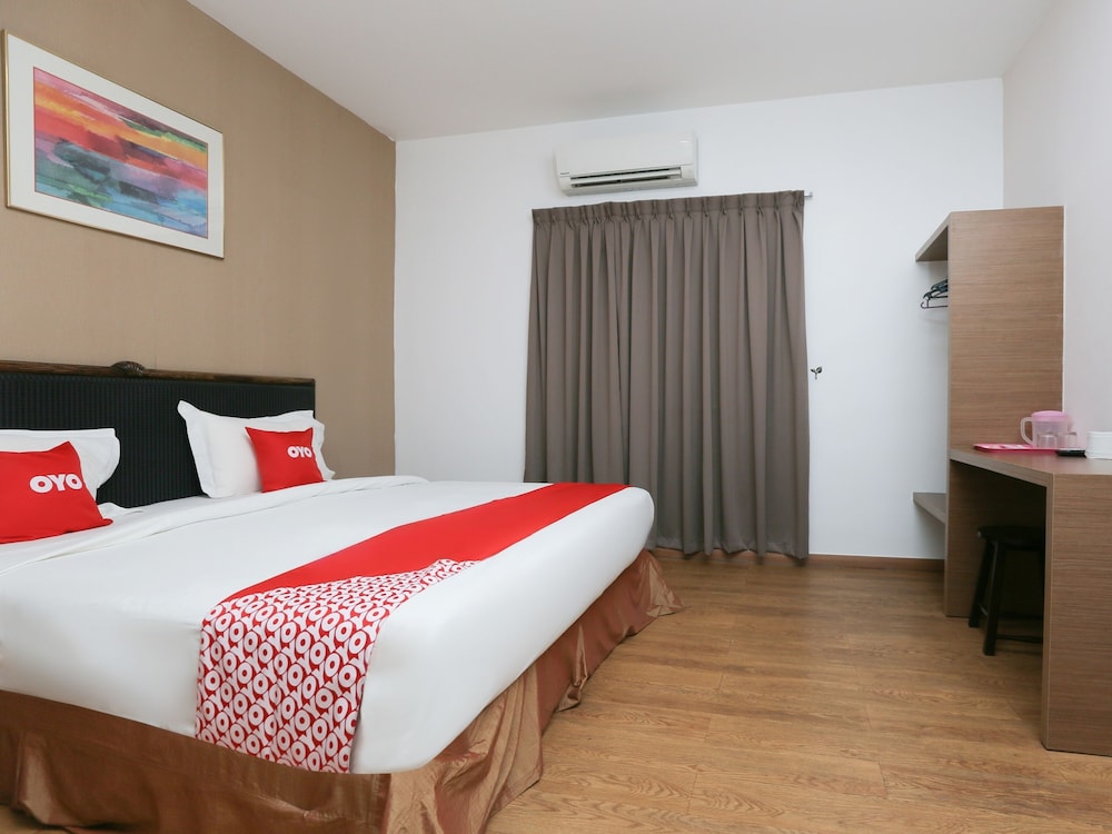 OYO 89915 East Mount Hotel 13/32