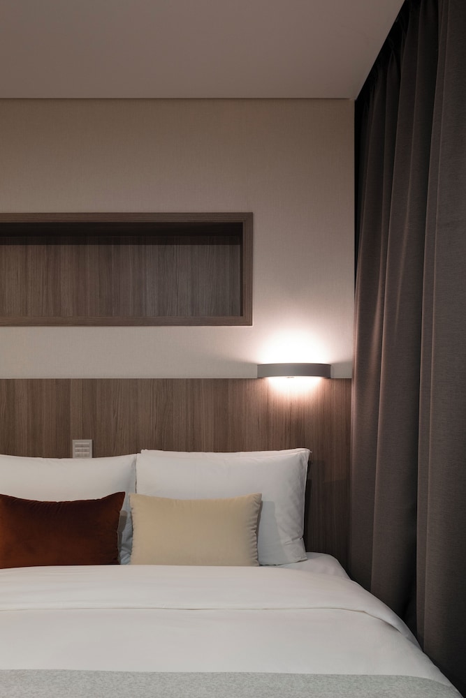 DELUXE, DOUBLE BED, BATHTUB