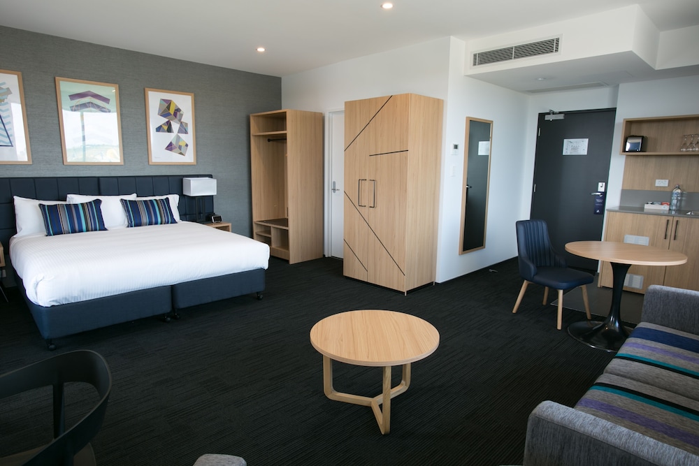 EXECUTIVE, SUITE, KING BED