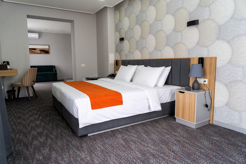 BASIC, SUITE, KING BED