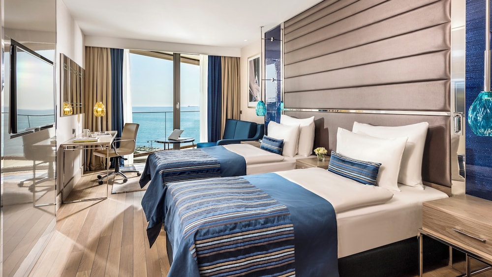 Premium, Twin Beds, Lateral Side Sea View, Sofa