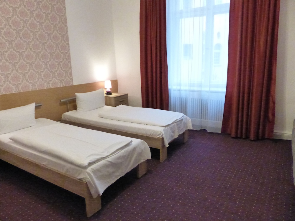 Castell Hotel 7/49
