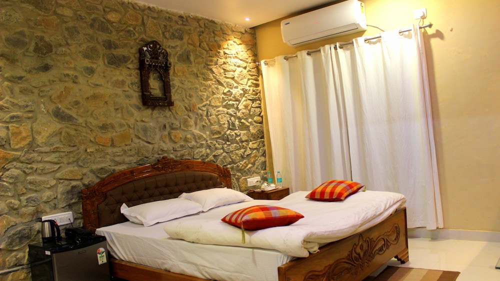 Hotel Toppers Corner Mount Abu 24/67
