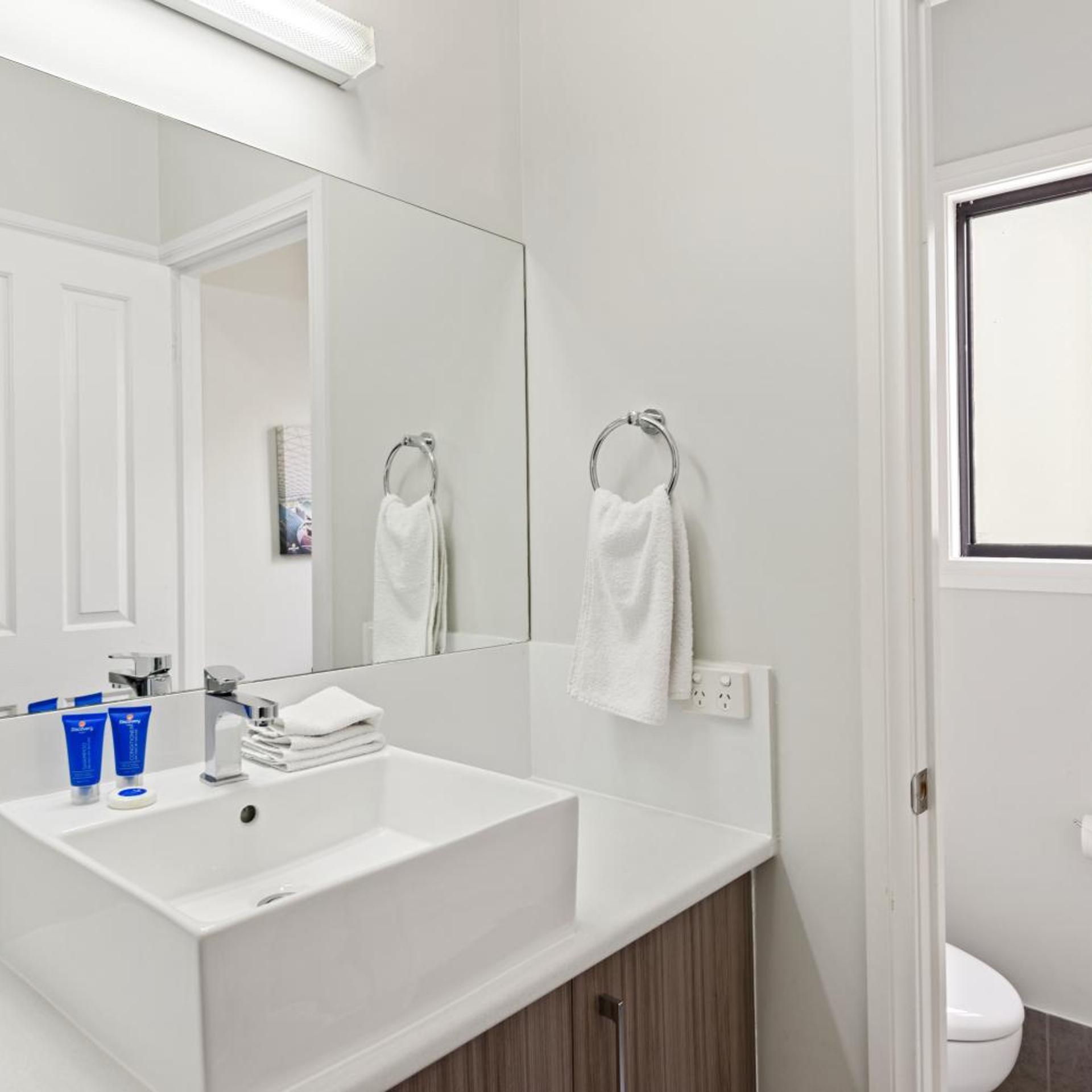 3 Bedrooms, Beach, Deluxe, Cabin، Discovery Parks - Adelaide Beachfront 5/10