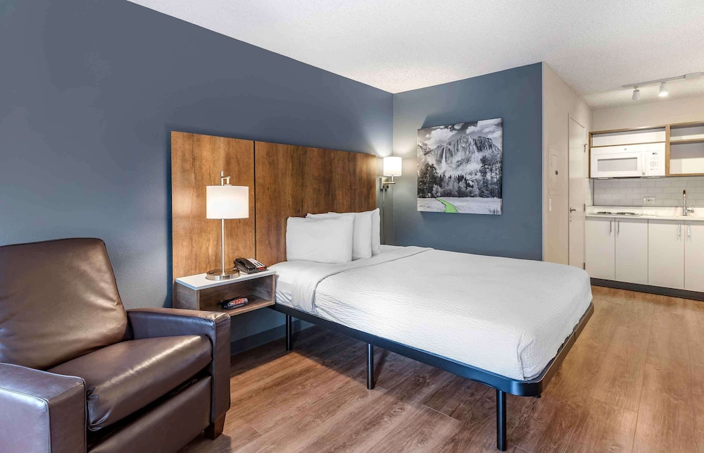 Studio, Queen Bed, Accessible