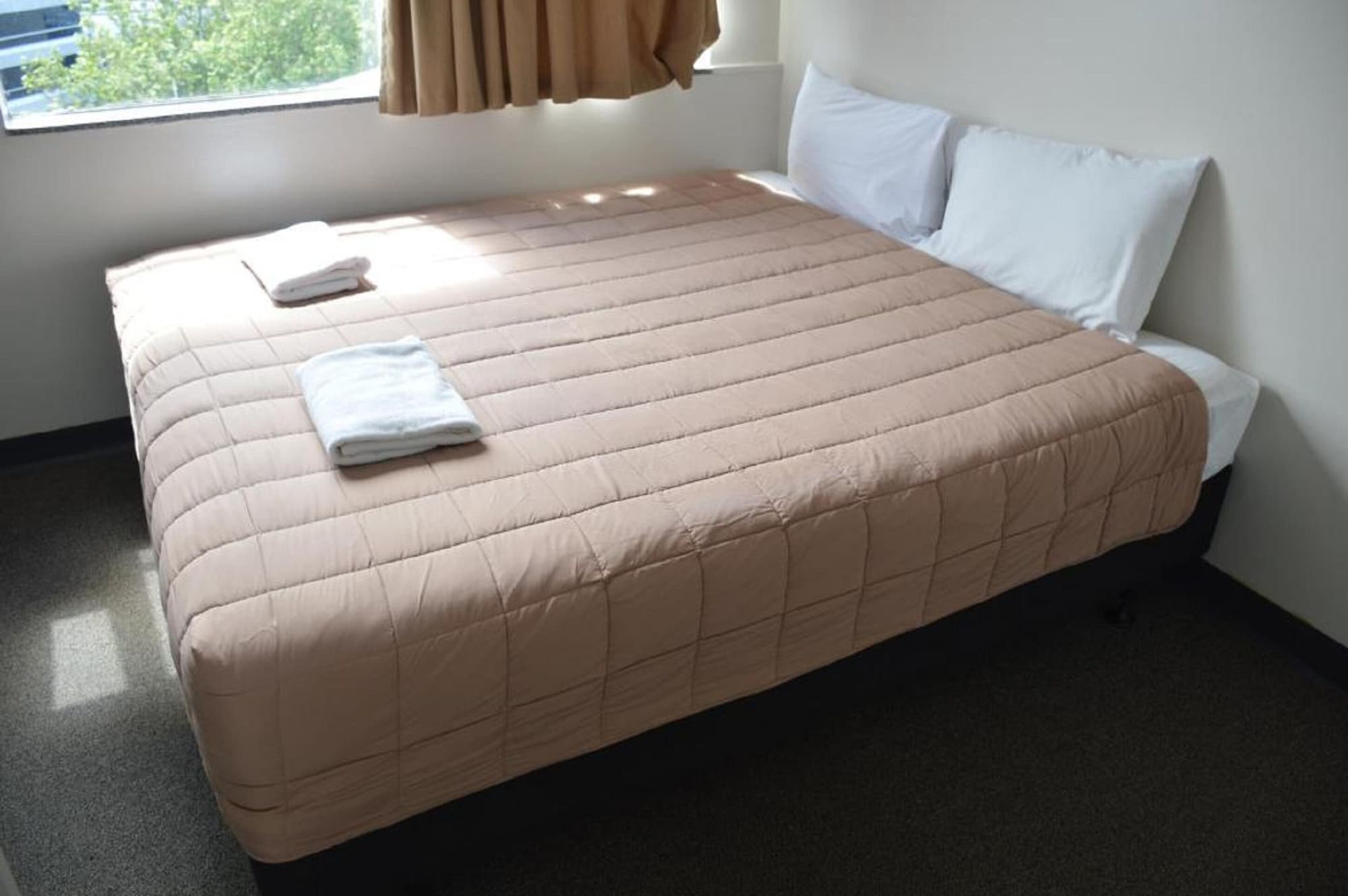 ROOM, DOUBLE BED