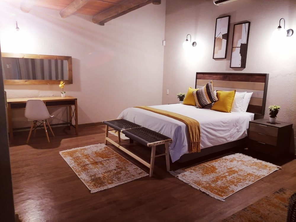 LUXURY, QUEEN BED